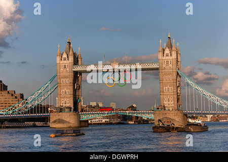 Olympische Ringe an der Themse, Tower Bridge, London, England, Vereinigtes Königreich, Europa Stockfoto