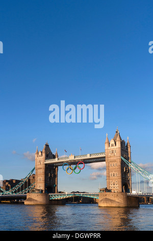 Olympische Ringe an der Themse, Tower Bridge, London, England, Vereinigtes Königreich, Europa Stockfoto