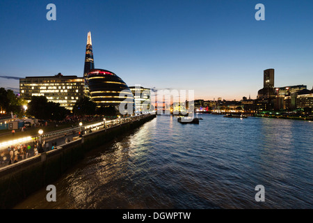 Der Shard Turm, Rathaus, Themse, Blick vom Tower Bridge bei Dämmerung, London, England, Vereinigtes Königreich, Europa Stockfoto