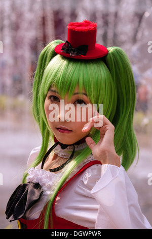 Cosplay, Harajuku, Mädchen mit grünen Haaren, gekleidet wie eine japanische Manga-Charakter vor dem Siam Paragon Einkaufszentrum Stockfoto