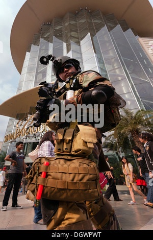 Cosplay, Harajuku, Cyber-Soldat, Ventilator gekleidet wie eine japanische Manga-Charakter vor dem Siam Paragon Einkaufszentrum Stockfoto