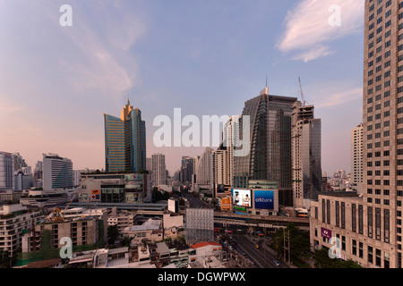 Blick in Richtung der Ecke Sukhumvit Road und Asoke Road, Terminal 21, Grand Millennium, Exchange Tower, Skyline, Bangkok Stockfoto