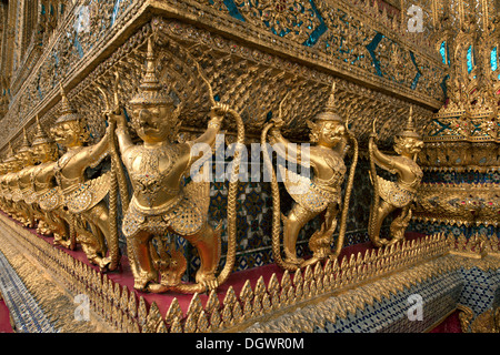 Garuda mit Nagas, vogelartigen Fabelwesen in der Kapelle des Smaragd-Buddha, Tempel Wat Phra Kaeo, Krung Thep Bangkok Stockfoto