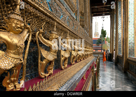 Garuda mit Nagas, vogelartigen Fabelwesen in der Kapelle des Smaragd-Buddha, Tempel Wat Phra Kaeo, Krung Thep Bangkok Stockfoto