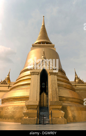 Eingang des Phra Sri Rattana Chedi, Wat Phra Kaeo, Krung Thep, Bangkok, Thailand, Asien Stockfoto