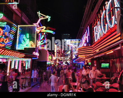 Soi Cowboy bei Nacht, Rotlicht Bezirk, Sukhumvit, Krung Thep, Bangkok, Thailand, Asien Stockfoto