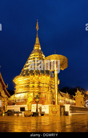 Goldene Chedi, blaue Stunde, Dämmerung, Berg Tempel von Wat Phrathat Doi Suthep, Chiang Mai, Nord-Thailand, Thailand, Asien Stockfoto