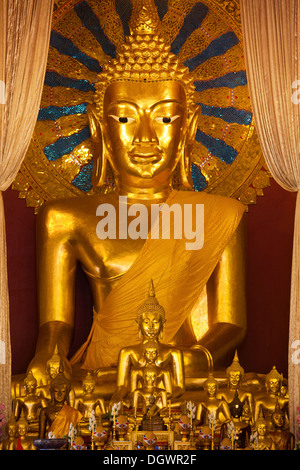Buddha-Statuen im Viharn Luang Wat Phra Singh, Chiang Mai, Nord-Thailand, Thailand, Asien Stockfoto