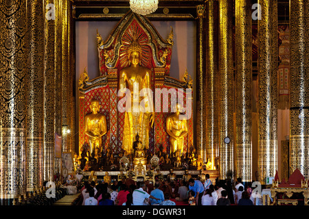 Gläubige beten im Tempel Wat Chedi Luang, Chiang Mai, Nord-Thailand, Thailand, Asien Stockfoto