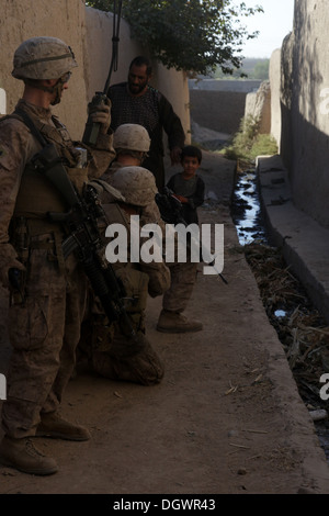 US-Marines mit Ostindien-Kompanie, 3. Bataillon, 7. Marine Regiment (3/7), Interaktion mit Einheimischen während einer Patrouille in der Nähe von Forward Operating Base Musa Qala, Provinz Helmand, Afghanistan, 20. Oktober 2013. Die Marines mit 3/7 Patrolledled, feindliche Tätigkeit zu reduzieren Stockfoto