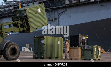 Container werden nach Prüfung vom amerikanischen Zoll Agenten während der 26. Marine Expeditionary Unit des (MEU) in der Naval Station Rota, Spanien, 19. Oktober 2013 abwaschen gestapelt. Die 26. MEU ist eine Marine Air-Ground Task Force vorwärts bereitgestellt, der U. Stockfoto