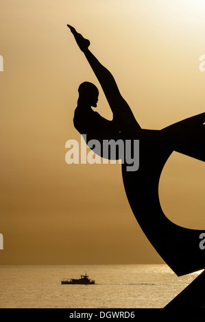 Silhouette einer Skulptur 'Homenatge a la Natacio"von Alfredo Lanz am Strand von Sant Sebastia, Barcelona, Katalonien, Spanien Stockfoto