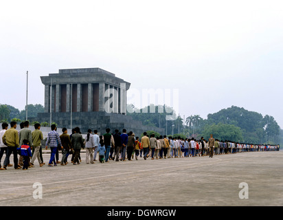 Schlange von Menschen, die wollen, besuchen das Ho Chi Minh Mausoleum, Hanoi, Provinz Ha Noi, Vietnam Stockfoto