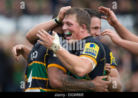 Northampton, UK. 26. Oktober 2013. Samu Manoa ist von seinen Teamkameraden Northampton umarmte, nach ihrem zweiten Versuch erzielte. Aktion von der Aviva Premiership-match zwischen Northampton Saints und Sarazenen in Franklins Gardens, Northampton gespielt. Bildnachweis: Graham Wilson/Alamy Live-Nachrichten Stockfoto