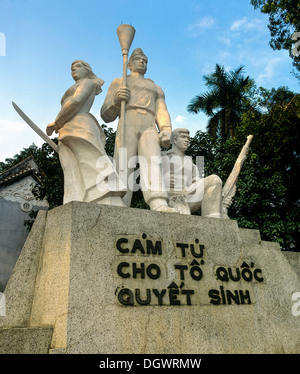 Kriegerdenkmal, patriotische Bildhauerei am Hoan-Kiem-See, Hanoi, Provinz Ha Noi, Vietnam Stockfoto