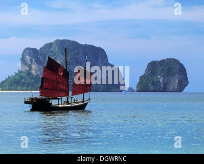 Junk-e-Segeln in Ha Long Bay, Vinh Ha Long, Kalkstein Felsen, UNESCO-Weltkulturerbe, Golf von Tonkin, Halong, Nordvietnam Stockfoto