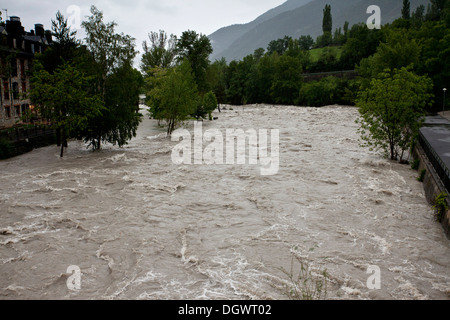 Die Rio-Ara in Flut nach Regenfällen im Juni 2013, Ordesa, Pyrenäen, Spanien. Stockfoto