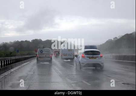 Starker Regen verursacht schwierige Fahrbedingungen auf der Autobahn M25 in Surrey, England UK. Stockfoto