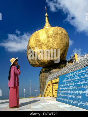 Frau beten vor dem Golden Rock oder Kyaiktiyo-Pagode, Kyaikto, Mon-Staat, Myanmar, Burma Stockfoto