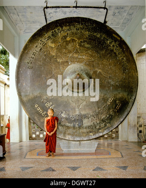 Anfänger stehen vor einem riesigen Bronze Gong Mahamuni Pagode, Mandalay, Mandalay-Division, Myanmar, Burma Stockfoto