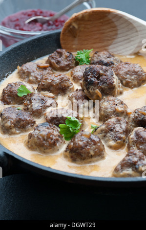 Hausgemachte schwedische Fleischbällchen mit Sahne-Sauce in einer Pfanne. Stockfoto