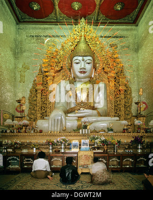 Sitzende Buddha-Statue, Kyauk Taw Gyi Pagode, Mandalay, Mandalay-Division, Myanmar, Burma Stockfoto