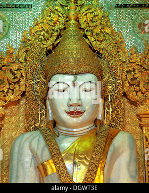 Sitzende Buddha-Statue, Kyauk Taw Gyi Pagode, Mandalay, Mandalay-Division, Myanmar, Burma Stockfoto