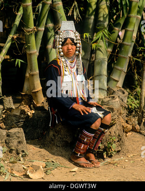 Frau aus dem Volk der Akha tragen Tracht mit einem Kopfschmuck, Tachilek, Shan State in Myanmar Burma Stockfoto