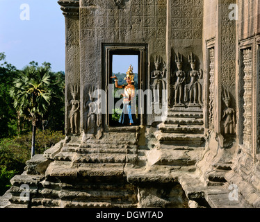 Tempel-Tänzerin oder Apsara in einem Fenster die Tempel von Angkor Wat neben Apsara Reliefs, UNESCO Weltkulturerbe Stockfoto