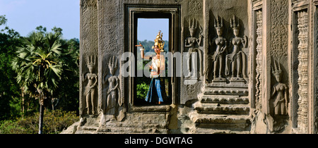 Tempel-Tänzerin oder Apsara in einem Fenster die Tempel von Angkor Wat neben Apsara Reliefs, UNESCO Weltkulturerbe Stockfoto