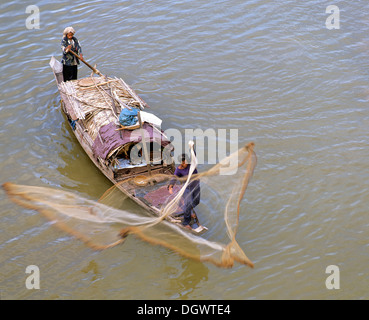 Fischer sein Netz auswarf, Angelboot/Fischerboot auf dem Tonle Sap Fluss, Phnom Penh, Phnom Penh Provinz, Kambodscha Stockfoto