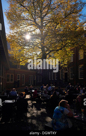 Menschen, die in einem Café im Innenhof des Museum in Amsterdam in Amsterdam Holland stationieren Stockfoto