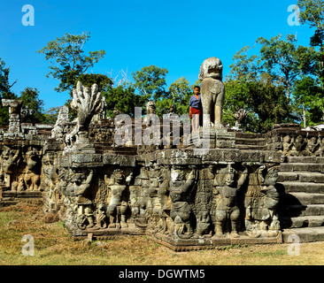 Junge auf der Terrasse der Elefanten, Wandreliefs mit Garudas und Löwen am Königspalast, Angkor Thom, Siem Reap Province Stockfoto