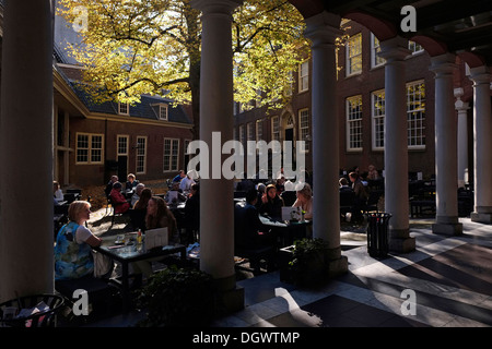 Menschen, die in einem Café im Innenhof des Museum in Amsterdam in Amsterdam Holland stationieren Stockfoto