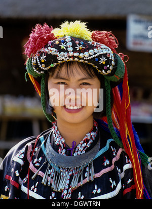 Lisu Mädchen trägt einen bunten Kopfschmuck und die Tracht der Bergbewohner, Porträt, Mae Sai Stockfoto