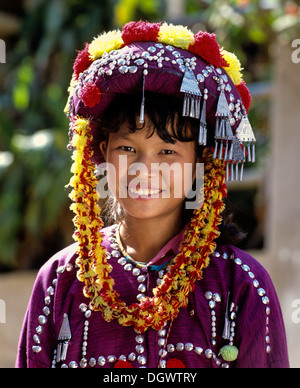 Lisu Mädchen trägt einen bunten Kopfschmuck und die Tracht der Bergbewohner, Porträt, Mae Sai Stockfoto