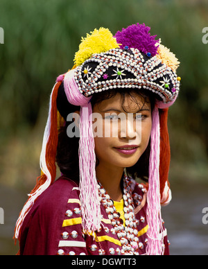 Lisu Mädchen trägt einen bunten Kopfschmuck und die Tracht der Bergbewohner, Porträt, Mae Sai Stockfoto