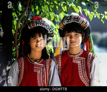 Zwei Lisu Mädchen tragen bunte Kopfschmuck und die Tracht der Bergbewohner, Mae Sai, Chiang Rai Province Stockfoto