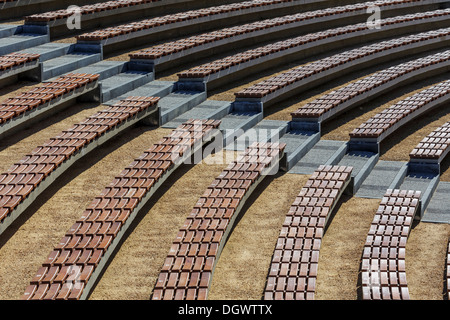 Sitzreihen in der Open-Air-Auditorium-Halle Stockfoto