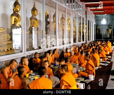 Viharn Phra Ubosot, Buddha-Statuen, Mönche essen ihre Mahlzeit vor, Tempel Wat Pho, Bangkok, Zentral-Thailand, Thailand Stockfoto