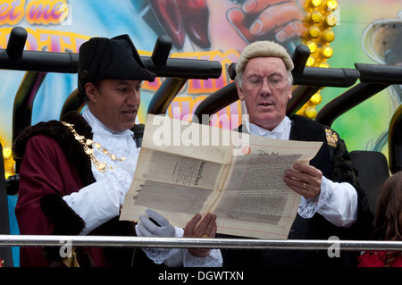 Der Bürgermeister von Warwick und Stadtschreiber bei der offiziellen Eröffnung des Warwick Mop fair Stockfoto