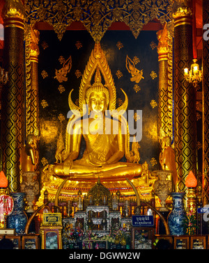 Goldenen Gautama Buddha Buddha in der Haltung der Überwindung Mara, auch genannt Mara Unterwerfung, Buddha Phra Phuttha Chinnarat in Stockfoto