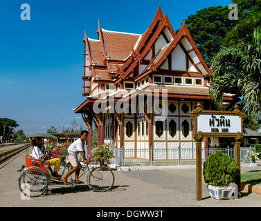 Royal Pavillon am Bahnhof Hua Hin mit einer Rikscha-Fahrer, Hua Hin, Prachuap Khiri Khan Province, Zentral-Thailand Stockfoto
