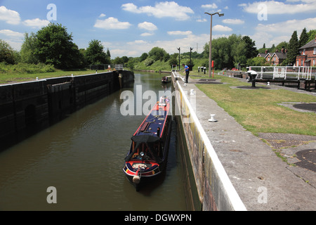 Ein Schleusenwärter helfen Segler Saltersford sperrt Nr. 3 auf dem Fluss Weaver in Barnton, Cheshire Stockfoto