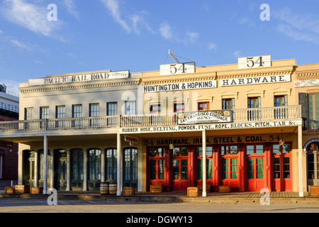 Eine Ladenzeile in Old Sacramento State Historic Park, Kalifornien Stockfoto