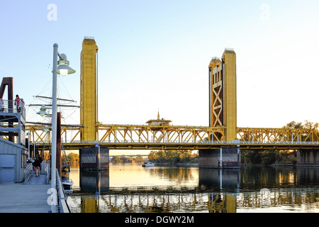 Tower Bridge über den Sacramento River bei Old Sacramento State Historic Park, Kalifornien. Stockfoto