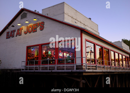 Joe's Crab Shack auf dem Sacramento River in Old Sacramento State Historic Park, Kalifornien Stockfoto