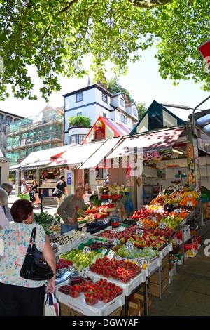 CJ es Obst & Gemüse Marktstand in Norwich Market, Market Place, Norfolk, England, Vereinigtes Königreich Stockfoto