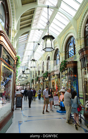 Innenraum der Royal Arcade, Norwich, Norfolk, England, Vereinigtes Königreich Stockfoto