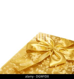 Ecke eines Geschenks in goldene Verpackung mit Beschneidungspfad Stockfoto